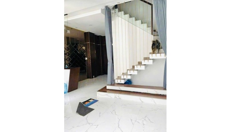 Bán nhà mặt tiền gần Lê Văn Thịnh, 88m2  , ô tô ngủ ,4 tầng ,5 PN, tiện KD